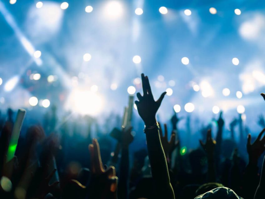 スタジアムでライブを楽しむ人達