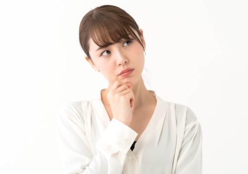 考える女性