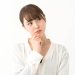 考える女性