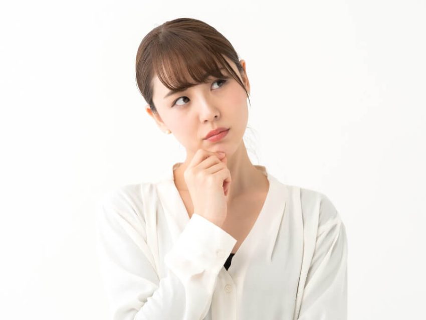 考える女性